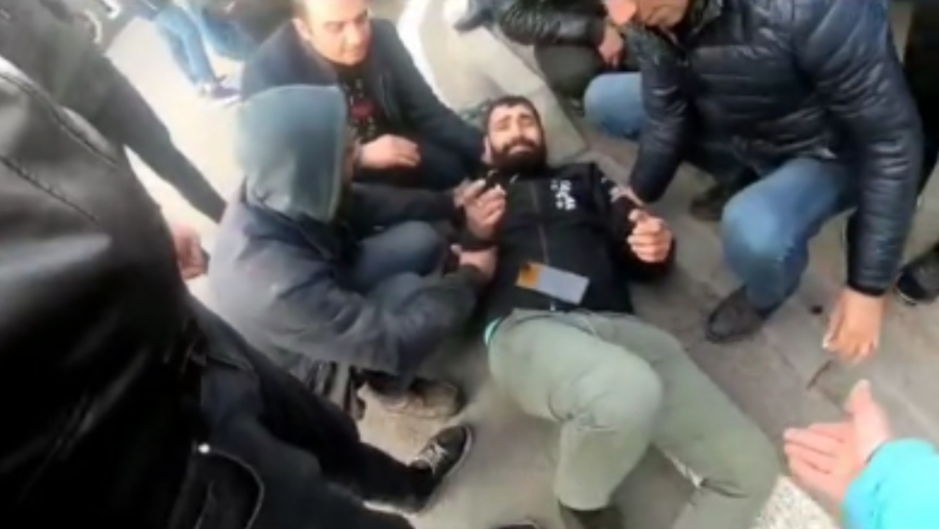 Bakıda qəzaya düşən moto kuryer xəsarət aldı: "Ayağımı hiss etmirəm"  - VİDEO