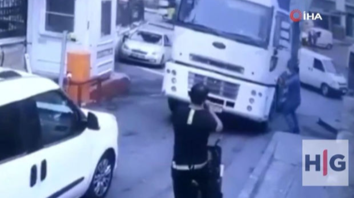 Qəza əyləcəni çəkməyi unutdu, yük avtomobili geriyə hərəkət etdi - VİDEO