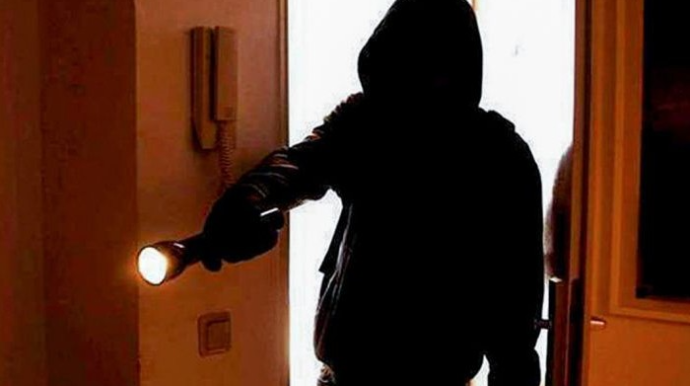 Polis evlərə basqın edən iki oğrunu hadisə yerində yaxaladı 