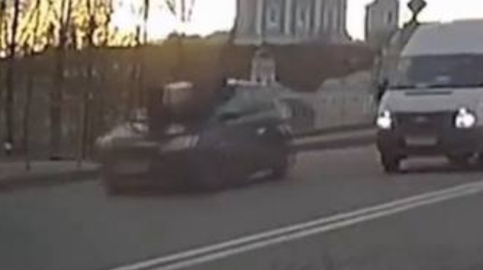 Yolu keçmək istəyən piyadaları maşın vurdu - VİDEO