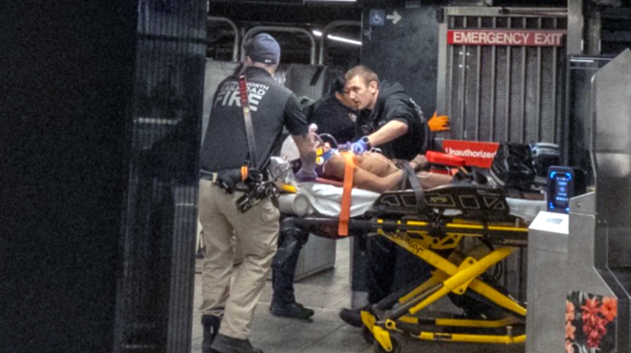 Nyu-York metrosunda sərnişinlərə hücum edilib 