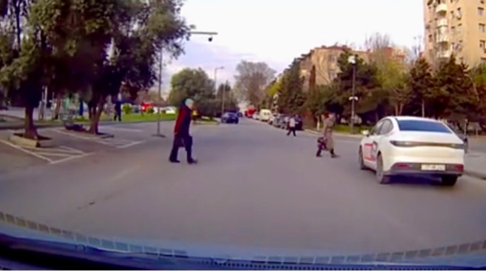 İşıqforu saymayan qadın avtomobil yaxınlaşarkən yolu keçdi - VİDEO
