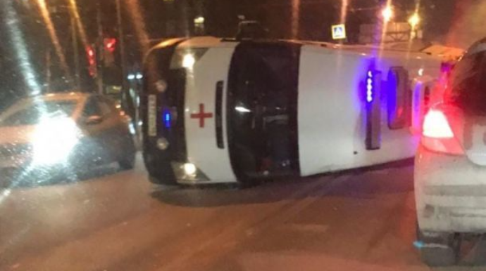 İçində həkimlər və xəstə olan təcili yardım maşını aşıb   - VİDEO