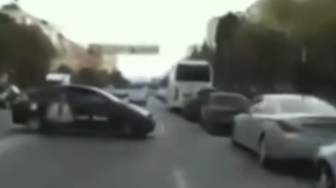 Qoşa xəttin üstündən geriyə dönən taksi sürücüsü baykeri qəzaya saldı  - VİDEO