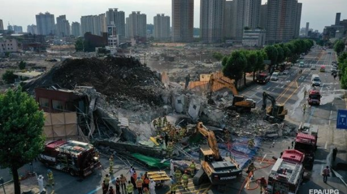 Bina avtobus dayanacağının üzərinə uçdu: 9 nəfər öldü   - FOTO