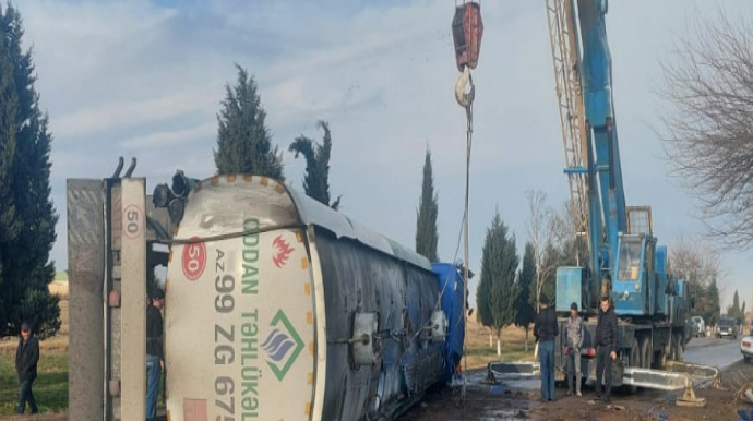 Samuxda yanacaq daşıyan maşın aşıb, 40 ton benzin yola dağılıb - FOTO 