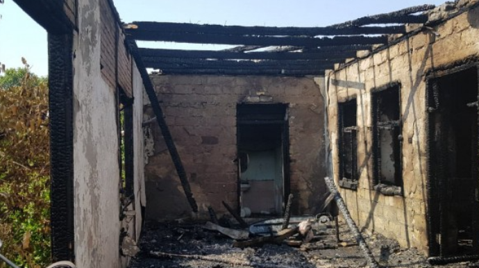 Biləsuvarda yaşayış evi yandı