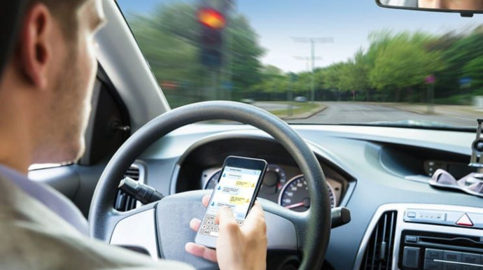 DYP-dən sükan arxasında telefonla oynayan sürücülərə XƏBƏRDARLIQ – VİDEO