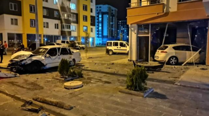 İki maşın toqquşdu, biri mağazaya girib 6 nəfərə xəsarət yetirdi - ŞOK VİDEO