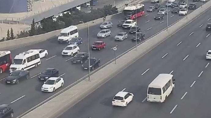 Bakının bəzi yollarında nəqliyyatın hərəkəti çətinləşib - SİYAHI