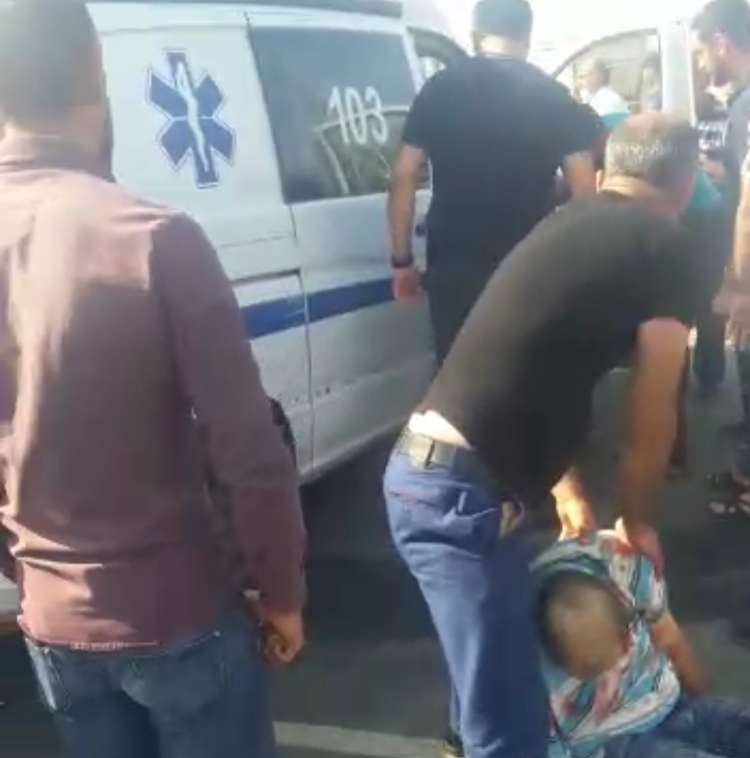 Qəza yerinə gələn təcili yardımın qapısı açılmadı- BİABIRÇILIQ - VİDEO