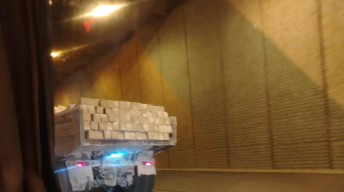 Sürücü prospektdə bərkitmədən daşıdığı yüklə təhlükə yaratdı - VİDEO