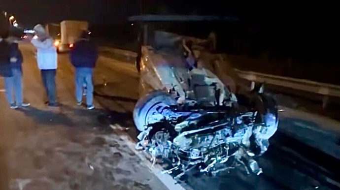 “Mercedes” dirəyə dəyib aşdı; ardınca iki avtomobil də qəzaya düşdü - VİDEO