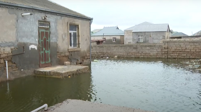 Üç aydır suyun içərisində yaşayan SAKİNLƏR: Heç bir yardım almırıq ...  - VİDEO 