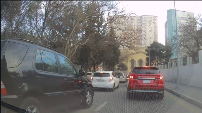 Tıxacda qalmamaq üçün əks istiqamətə çıxan sürücülər yolu kəsdilər - VİDEO