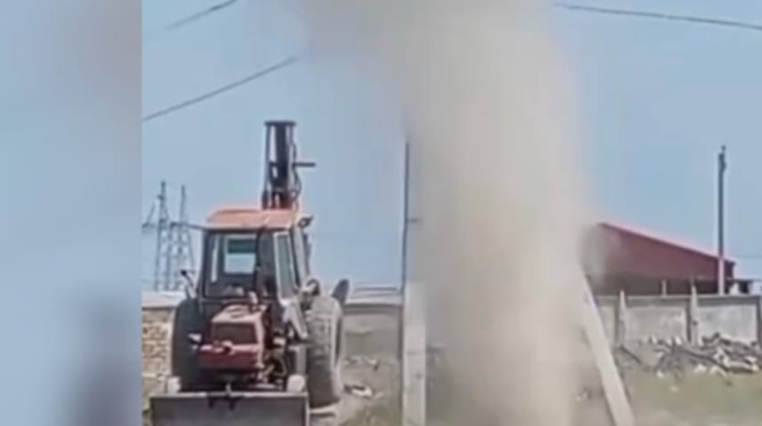 Yevlaxda toz burulğanı - VİDEO