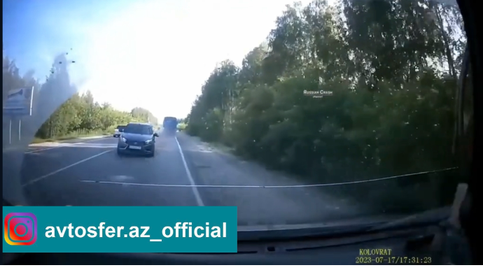 Halı pisləşən sürücü əks yola çıxıb qəza törətdi - VİDEO