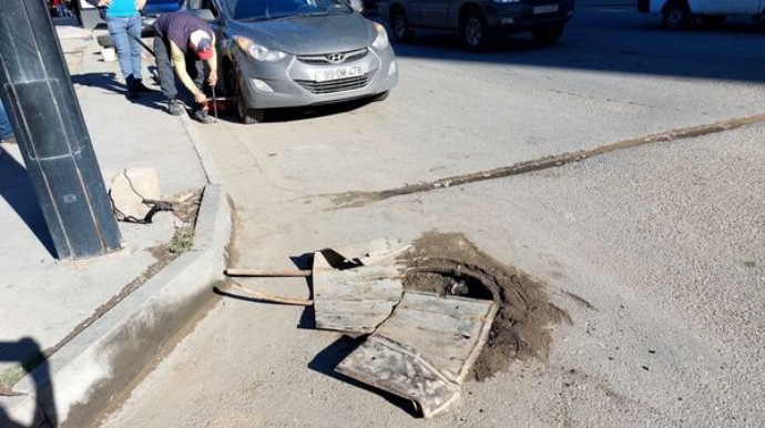 Xırdalanda sürücüləri təhlükəyə salan kanalizasiya lyuku  - FOTO