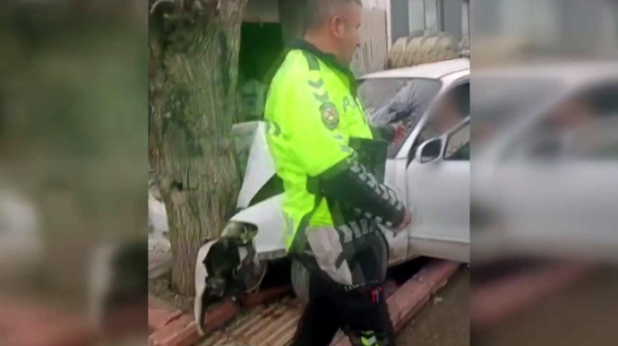 Yeniyetmə “Hyundai”ı ağaca çırpdı; xilasedicilər maşından çıxardı, polis cərimələdi - VİDEO 