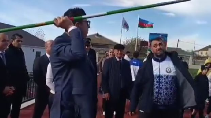 Fərid Qayıbov nizə atdı - VİDEO