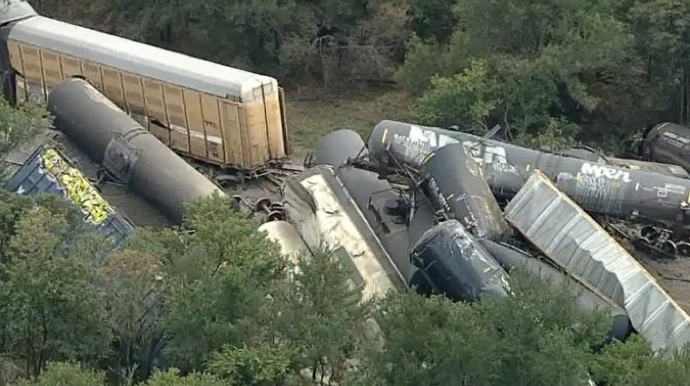 Təhlükəli yük daşıyan qatar relsdən çıxıb alovlandı 