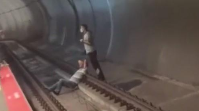 Metroda relslərin üzərinə uzandı - VİDEO 