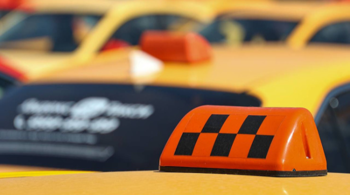 Bu vilayətdə miqrantlara taksi sürmək qadağan olundu 