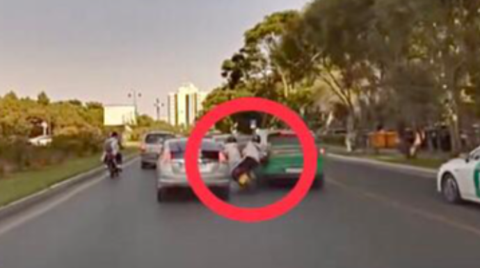 “Şou” göstərmək istəyən motosiklet sürücüsü sərnişinlə birgə maşına çırpıldı - VİDEO