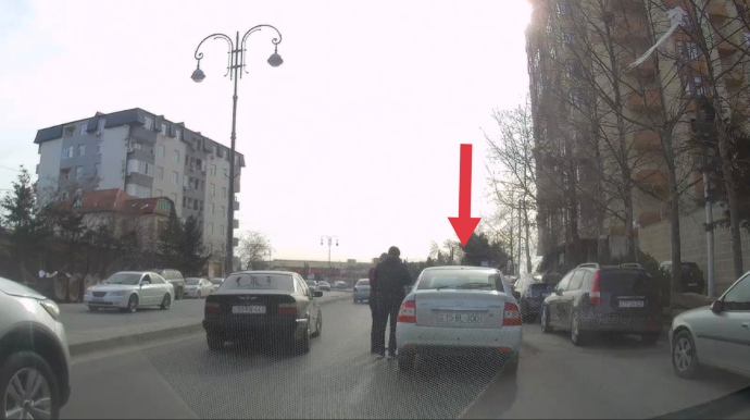 Yüngül qəzanı yolun ortasında həll edə bilməyən sürücülər tıxac yaratdılar - VİDEO