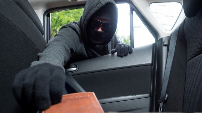 В Баку из автомобиля украли почти 15 тыс. евро 