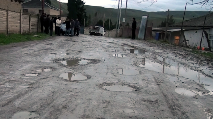 Palçıqlı yollardan təngə gələn sakinlərdən şikayət: Bezmişik - VİDEO 