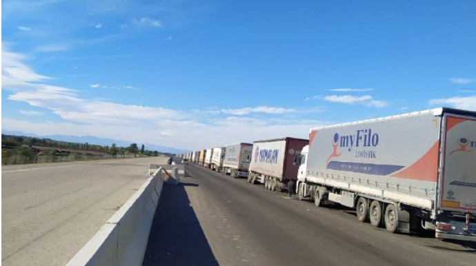 Azərbaycan-Rusiya sərhədində qalan yük avtomobillərinin sayı 2800-ə çatdı - FOTO