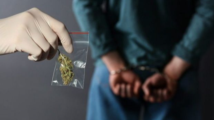 Sumqayıtda dəmir yolu stansiyasında saxlanılan silahlı şəxsdən narkotik də götürülüb 