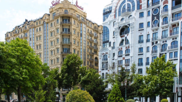 Bakıda silahlı kişi “Sahil” bağında gəzintiyə çıxdı  - FOTO - VİDEO