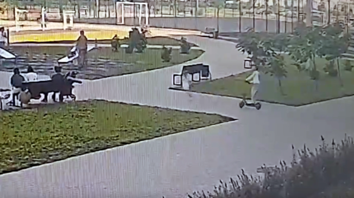Skuter sürən məktəbli balaca qızı vuraraq qaçdı - VİDEO 