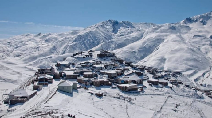 Xınalıq yolunda köməksiz qalan turist xilas edildi