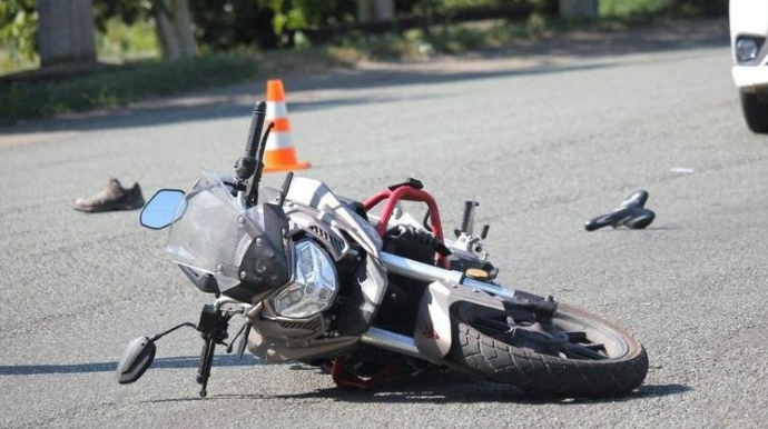 В Баку при ДТП пострадал 24-летний мотоциклист