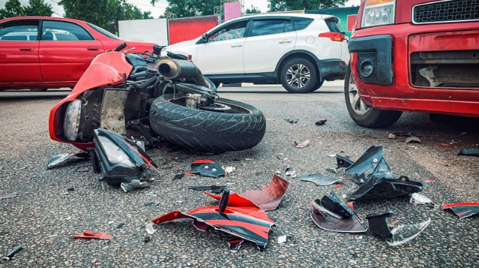 Bakıda motosiklet avtomobillə toqquşdu; Xəsarət alan var 