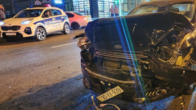 Bakıda iki avtomobil toqquşub, xəsarət alanlar var - FOTO - VİDEO 