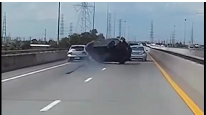 Yarışa çıxan sürücü maşını kinolardakı kimi aşırtdı - VİDEO