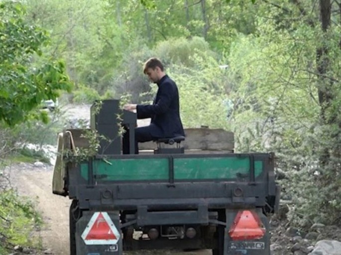 Azərbaycanlı pianoçu traktorun üstündə konsert verdi - FOTO