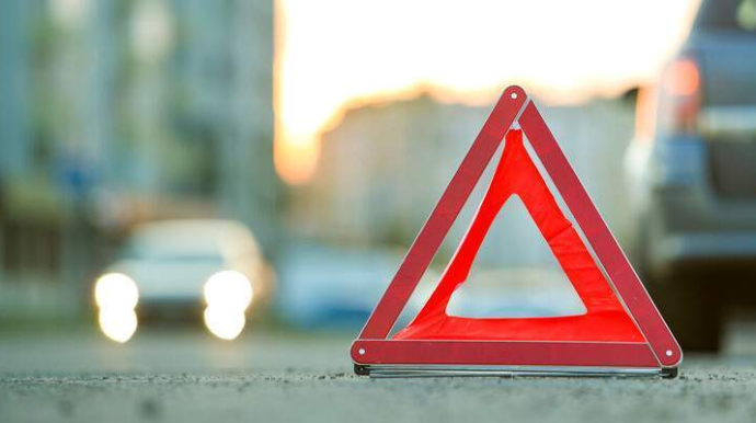 İşıq dirəyinə çırpılan “Toyota” tanınmaz hala düşdü; dirək iki yerə bölündü - FOTO - VİDEO