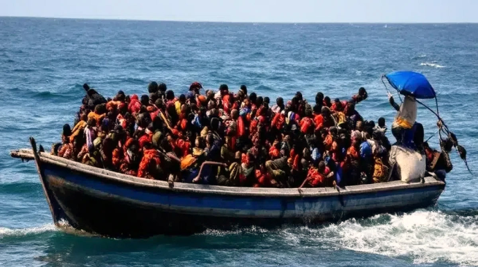 Gəmi qəzaya uğradı - 18 nəfər öldü