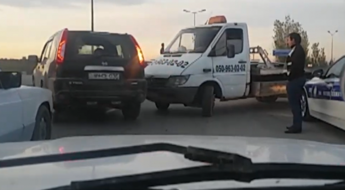 Bakıda qəza: “Zapravka”dan çıxan avtobus avtomobilə belə çırpıldı – VİDEO