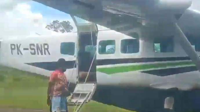 Bu ölkədə sərnişin təyyarəsinə hücum - Pilotlar öldürüldü - VİDEO