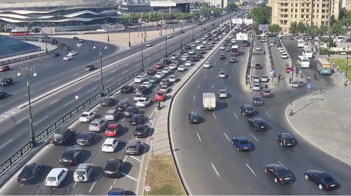 На каких улицах Баку 1 июля наблюдаются транспортные заторы? - ФОТО