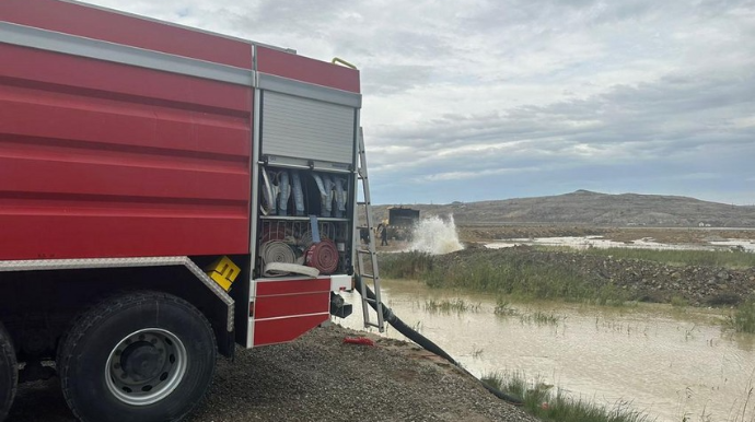 Kür-Bakı magistral su kəmərində qəza baş verib, yolu su basıb   - VİDEO