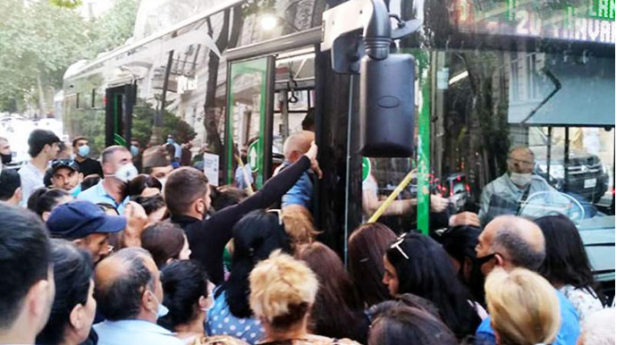 Bakı və Gəncədə vətəndaşlar "BakuBus"ların azlığından şikayətçidirlər - VİDEO 