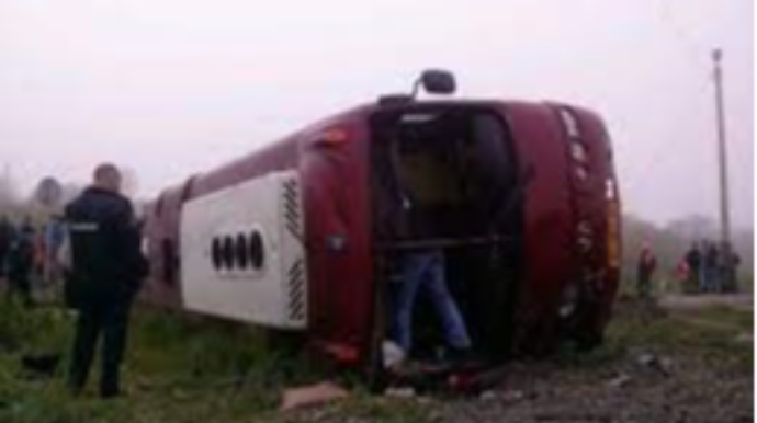 Qatarla avtobus toqquşdu: 2 ölü, 84 yaralı 