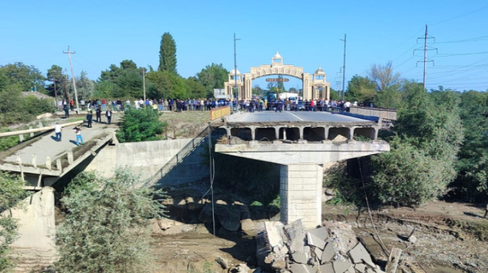 Xaçmaz-Xudat yolu üzərindəki körpü uçub, maşın çaya düşüb  - FOTO